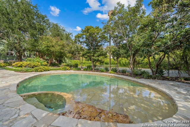 Listing photo id 80 for 833 Belvin  