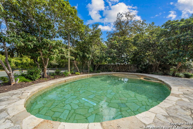 Listing photo id 81 for 833 Belvin  