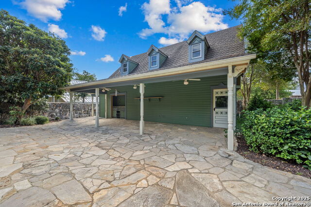 Listing photo id 82 for 833 Belvin  