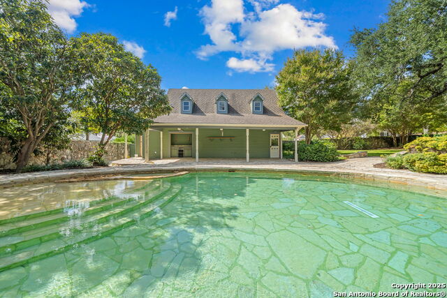 Listing photo id 84 for 833 Belvin  