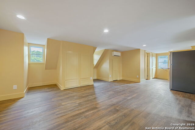 Listing photo id 85 for 833 Belvin  