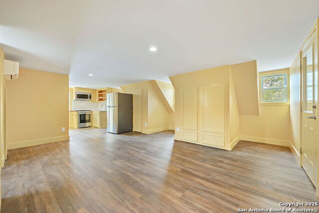 Listing photo id 86 for 833 Belvin  