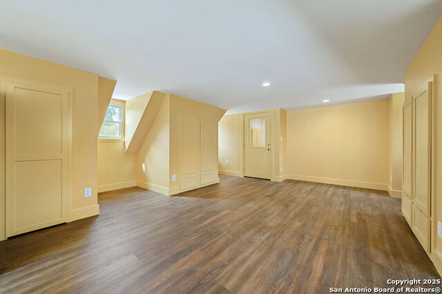 Listing photo id 87 for 833 Belvin  