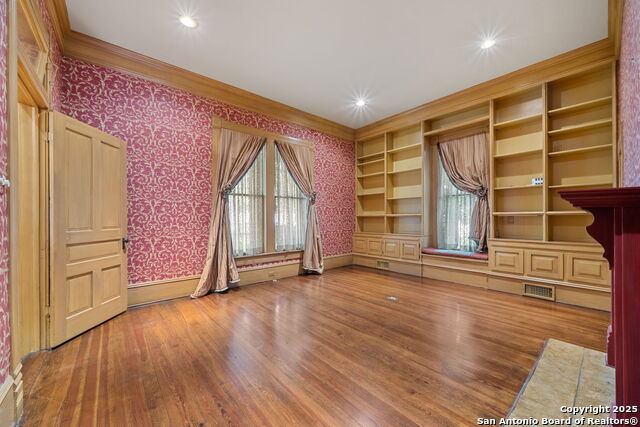 Listing photo id 7 for 833 Belvin  