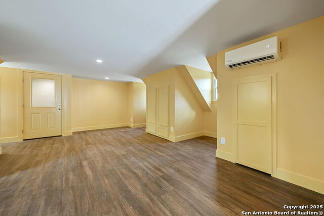 Listing photo id 88 for 833 Belvin  