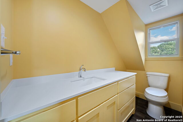 Listing photo id 91 for 833 Belvin  