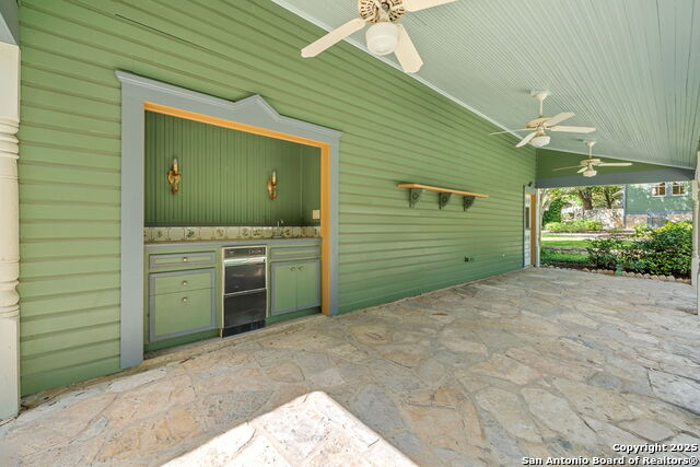 Listing photo id 94 for 833 Belvin  