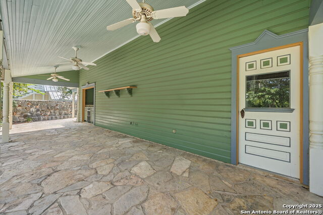 Listing photo id 95 for 833 Belvin  