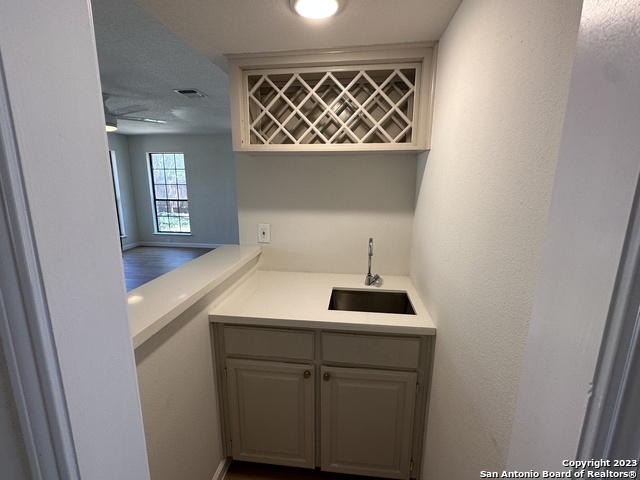 Listing photo id 10 for 1722 Encino Spring