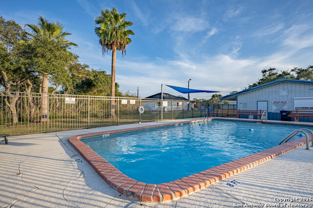 Listing photo id 3 for 290 West Live Oak Ln