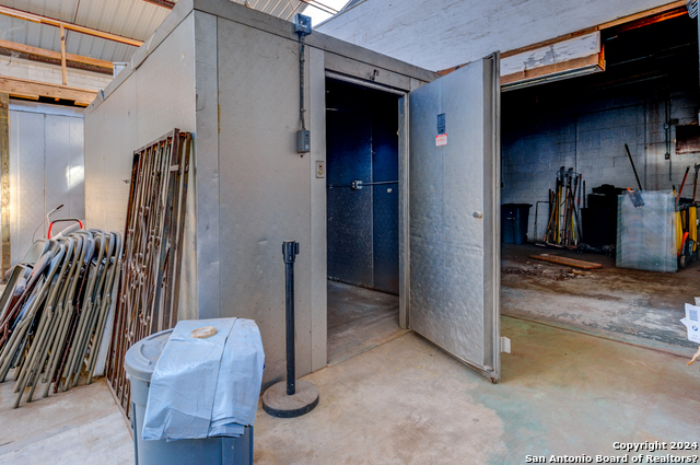 Image 20 of 21 For 2930 Houston E