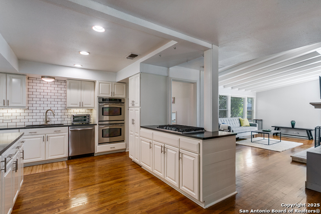 Listing photo id 2 for 125 Brees  