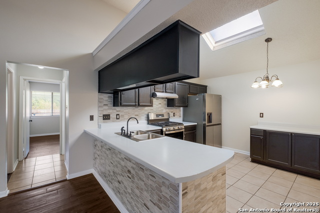 Listing photo id 12 for 6307 Candlecrest Ct