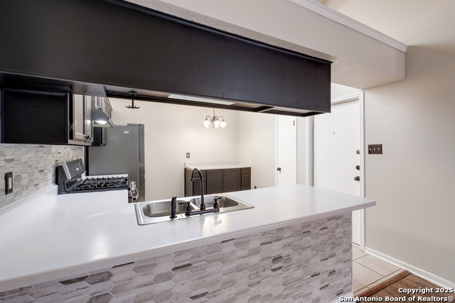 Listing photo id 13 for 6307 Candlecrest Ct