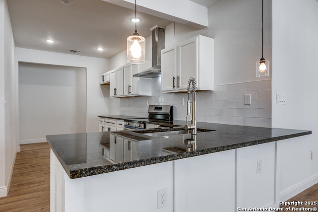 Listing photo id 8 for 502 Topeka  