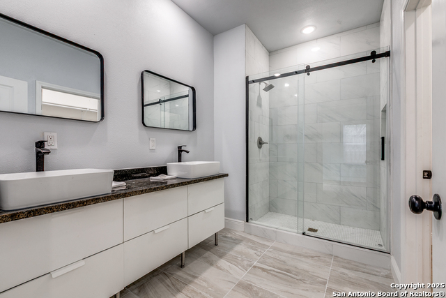 Listing photo id 13 for 502 Topeka  