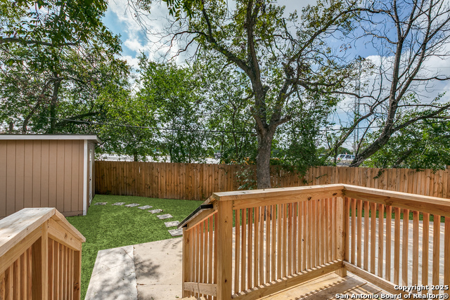 Listing photo id 19 for 502 Topeka  