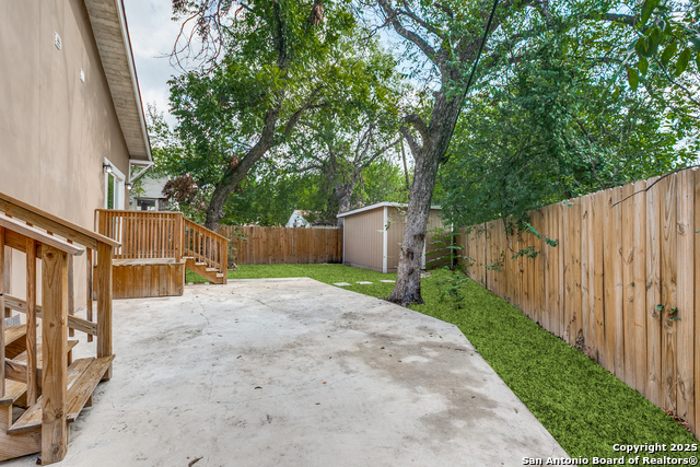 Listing photo id 21 for 502 Topeka  