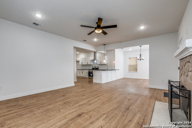 Listing photo id 2 for 502 Topeka  