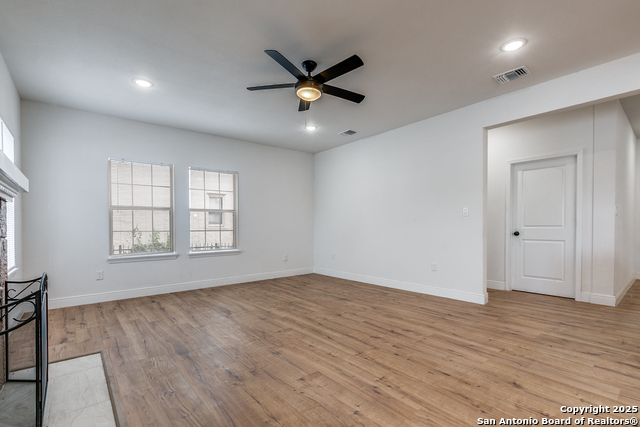 Listing photo id 4 for 502 Topeka  