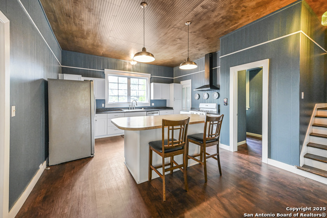 Listing photo id 8 for 1002 Gonzales E