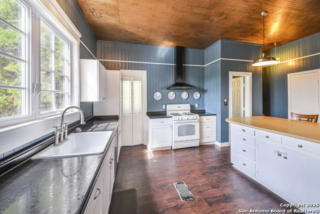 Listing photo id 9 for 1002 Gonzales E