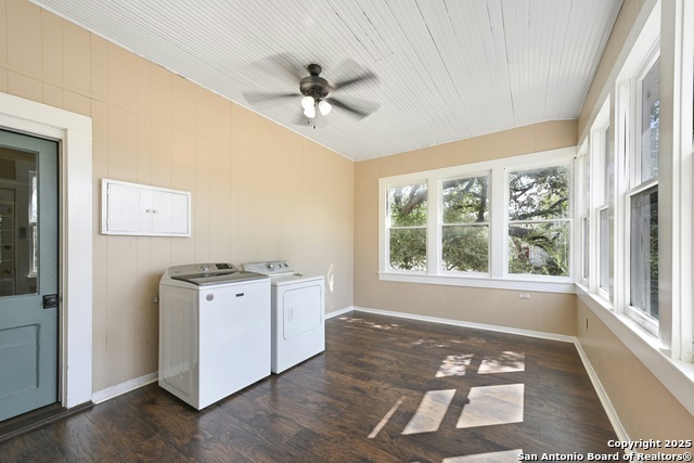 Listing photo id 12 for 1002 Gonzales E