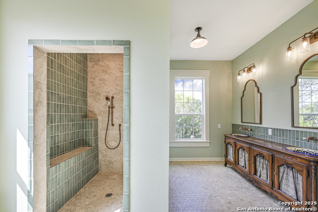 Listing photo id 18 for 1002 Gonzales E