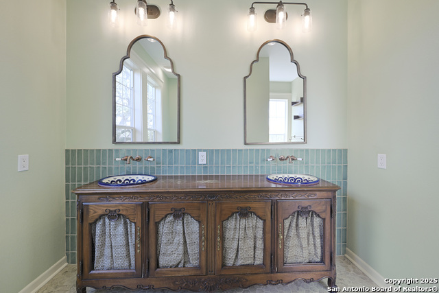 Listing photo id 21 for 1002 Gonzales E