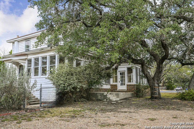 Listing photo id 30 for 1002 Gonzales E