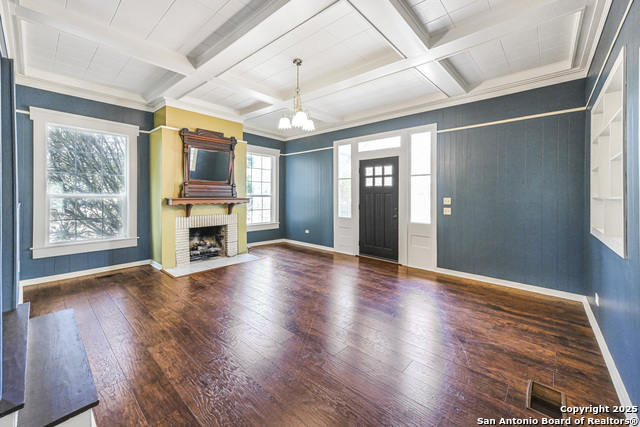 Listing photo id 2 for 1002 Gonzales E