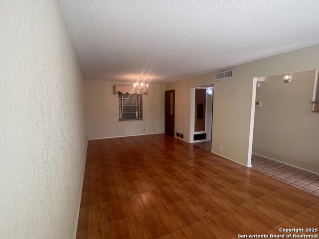 Listing photo id 15 for 9411 Wahada  