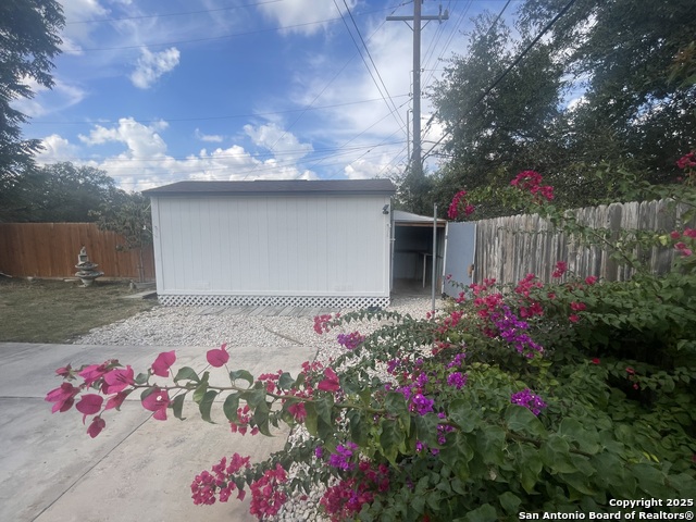 Listing photo id 32 for 9411 Wahada  