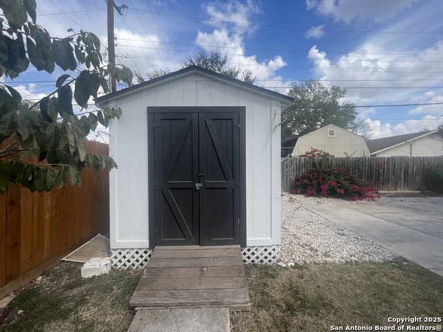 Listing photo id 34 for 9411 Wahada  