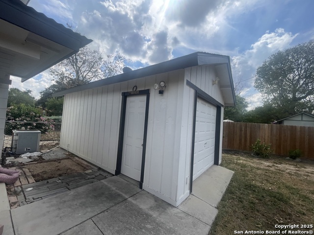 Listing photo id 38 for 9411 Wahada  