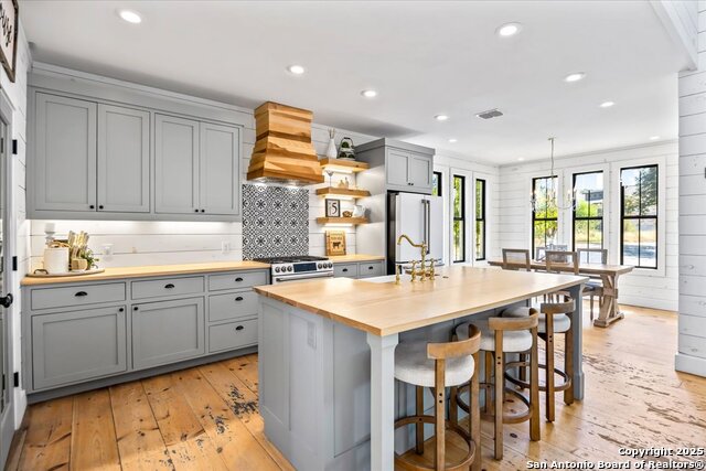 Image 14 of 79 For 205 Longwood Dr.