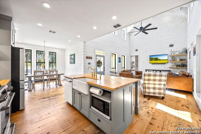 Image 15 of 79 For 205 Longwood Dr.