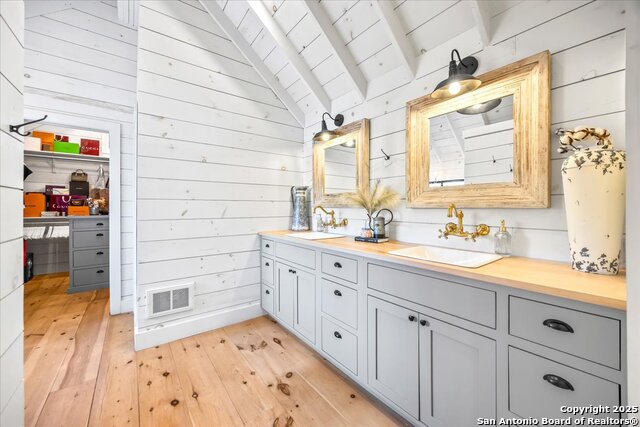 Image 22 of 79 For 205 Longwood Dr.