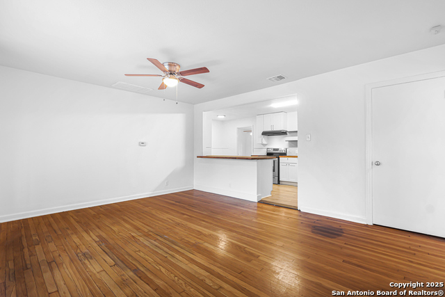 Listing photo id 5 for 351 Eland  