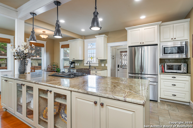 Listing photo id 9 for 119 Rosewood Ave E