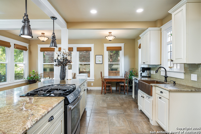 Listing photo id 10 for 119 Rosewood Ave E