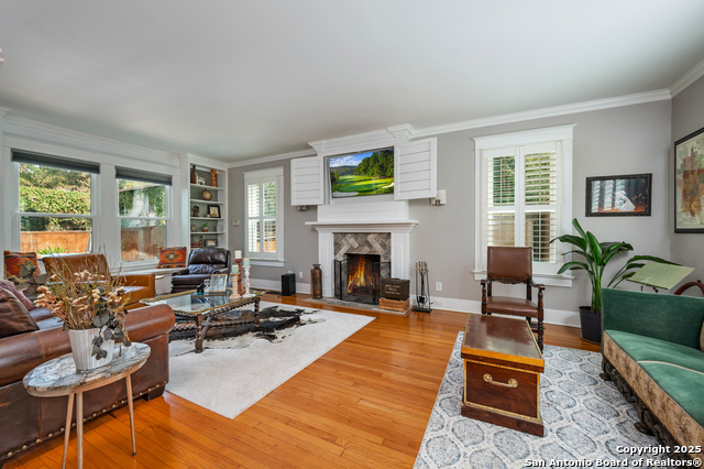 Listing photo id 11 for 119 Rosewood Ave E