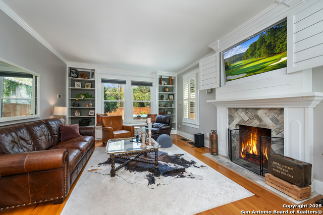 Listing photo id 12 for 119 Rosewood Ave E