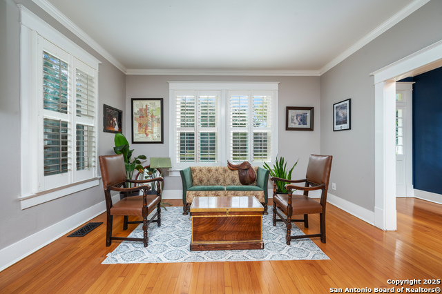 Listing photo id 13 for 119 Rosewood Ave E