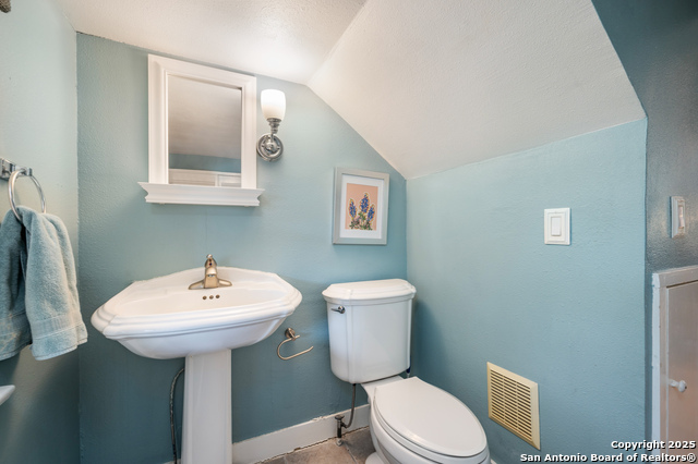 Listing photo id 14 for 119 Rosewood Ave E