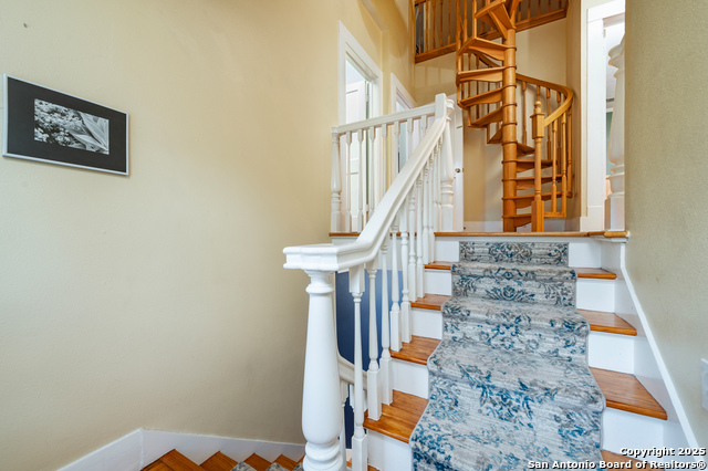 Listing photo id 15 for 119 Rosewood Ave E