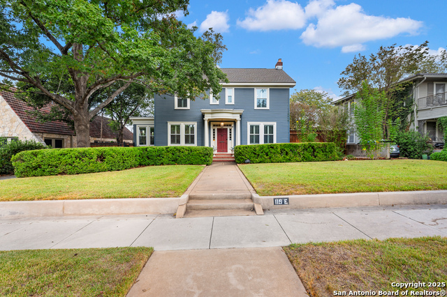 Listing photo id 0 for 119 Rosewood Ave E