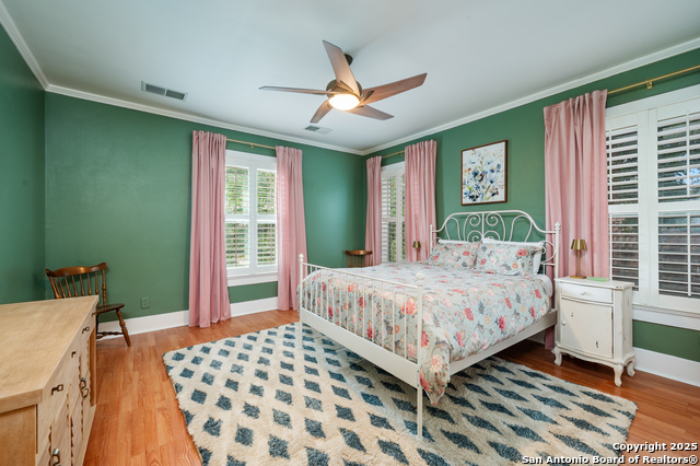 Listing photo id 20 for 119 Rosewood Ave E