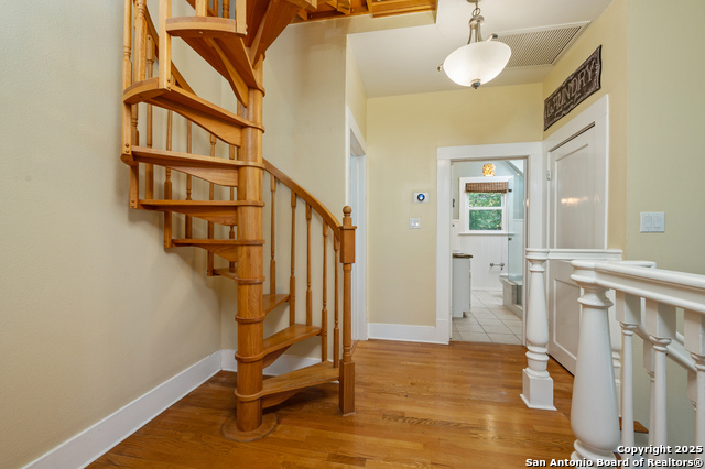 Listing photo id 22 for 119 Rosewood Ave E