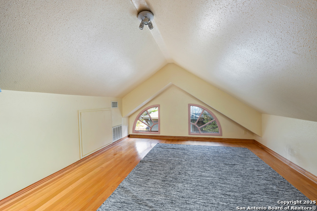 Listing photo id 23 for 119 Rosewood Ave E